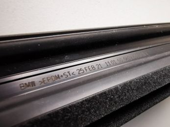 tesnenie z gumy označené CO2 laserom 